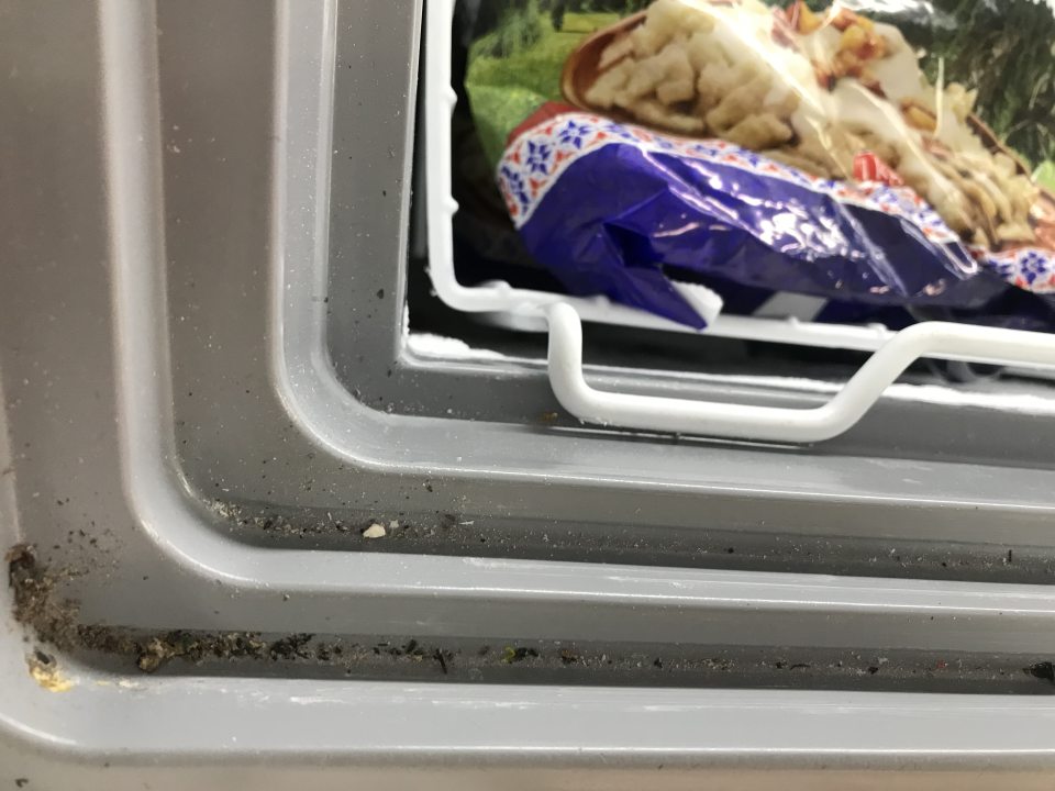 Na predajnej ploche nečistoty po okrajoch mraziacich zariadení.