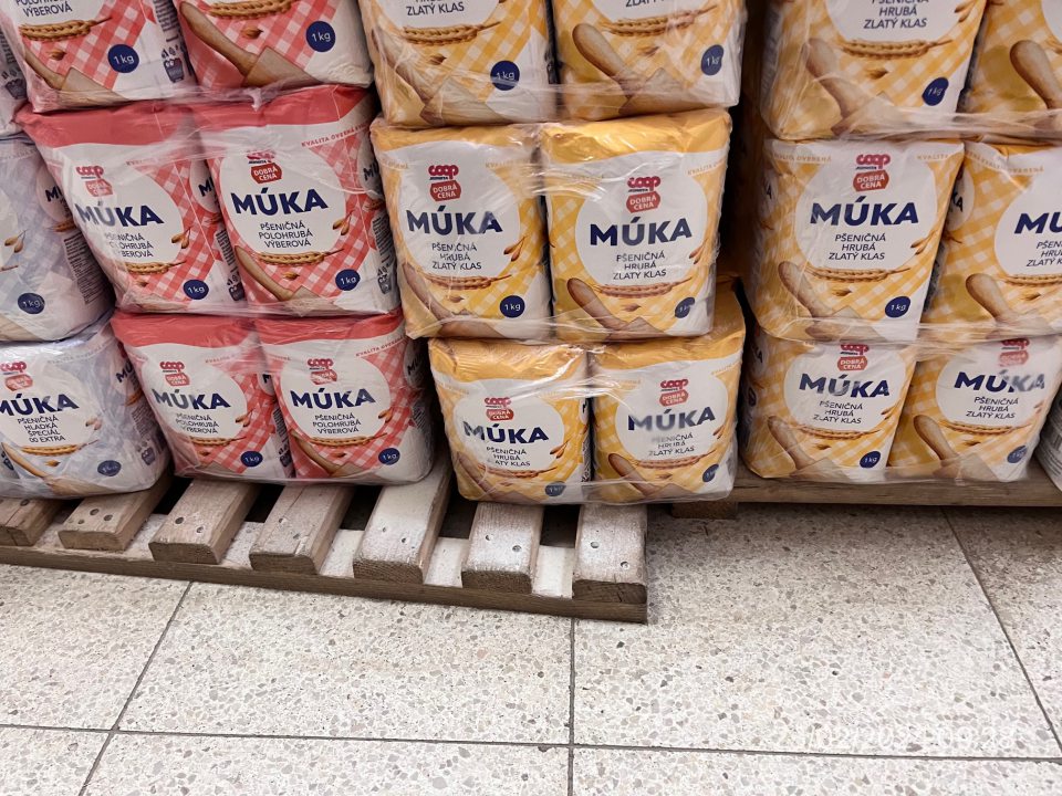 Nedostatok- rozsypaná múka v sklade potravín 
