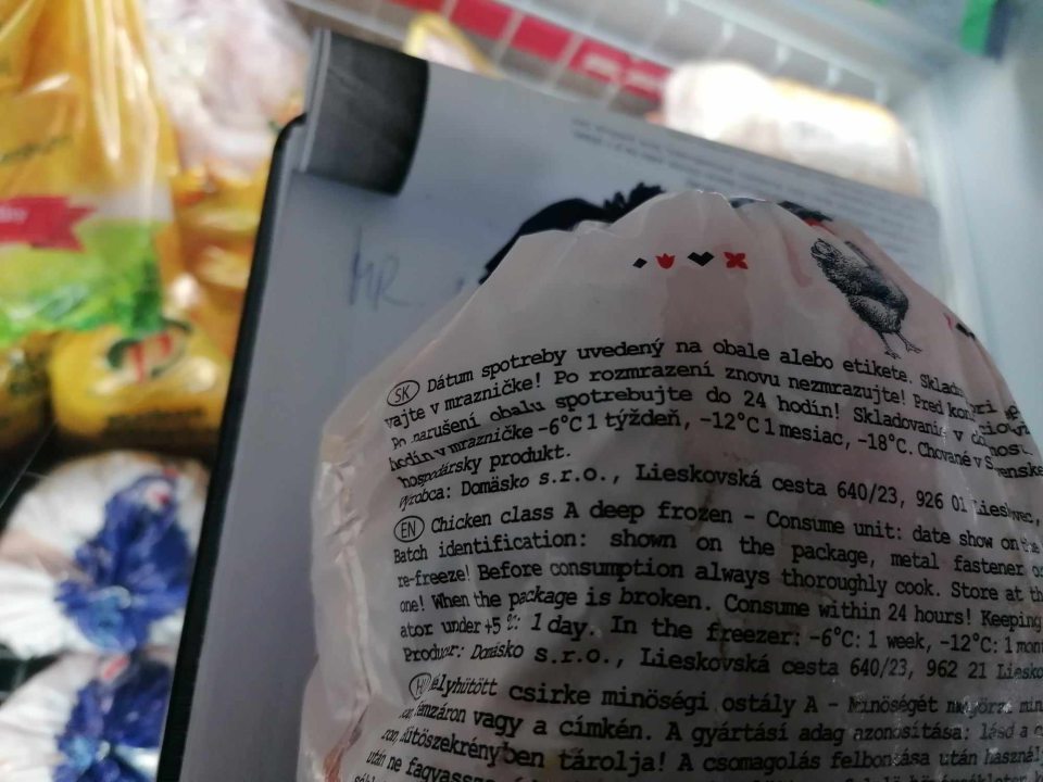 nevyhovujúce označenie hlbokozmrazenej Hydiny - uvedené iba Chované v Slovenskej republike, chýba údaj zabité a kód dávky, resp. pôvod a kód dávky