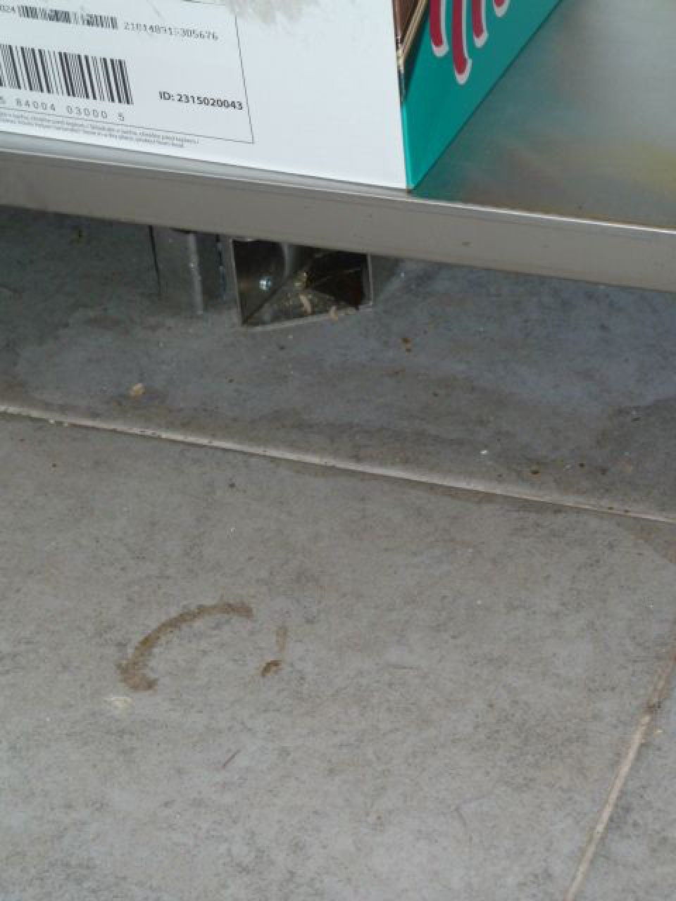 Podlaha v prevádzkovom sklade  bola na viacerých miestach znečistená.