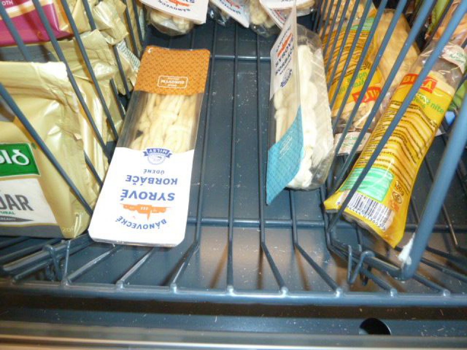 Úložná plocha regálu  v chaldiacom zariadení  slúžiacom na vystavovanie a predaj syrov  bola znečistená  špinou a mechanickými nečistotami.