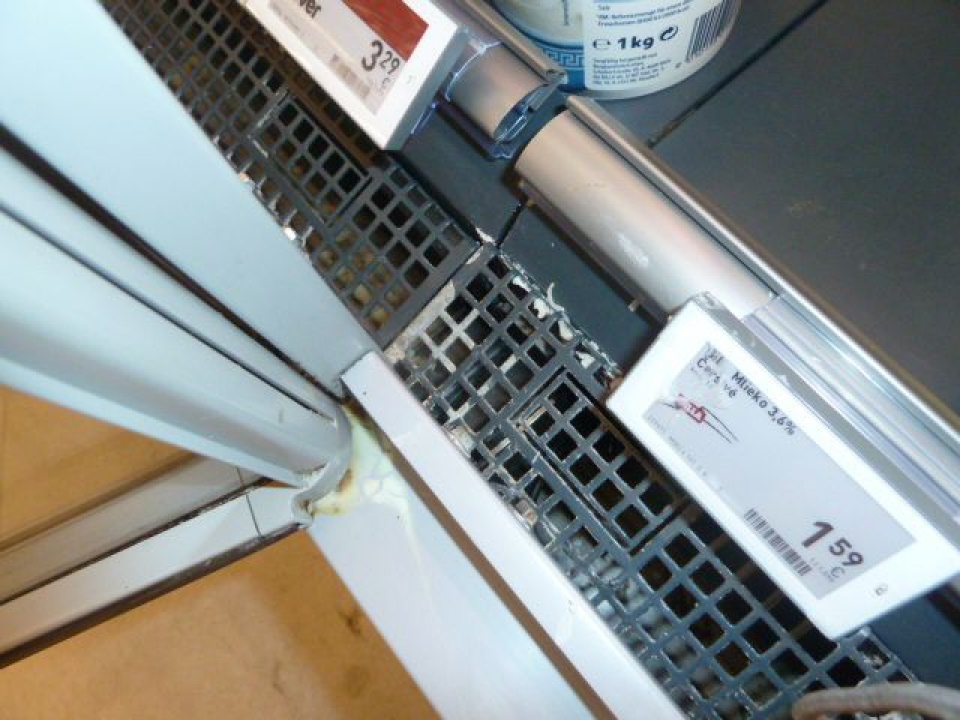 V chladiacom zariadení  na predaj mlieka bola mriežka  znečistená  zaschnutými zvyškami  predávaného tovaru.