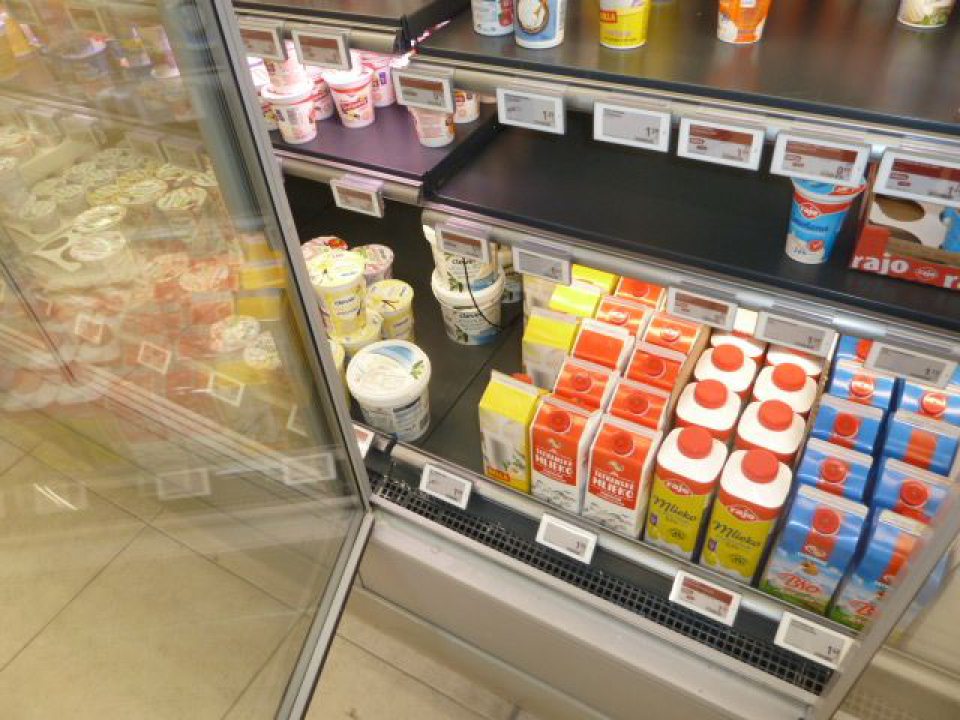 V chladiacom zariadení pre mliečne výrobky  bola mriežka  znečistená  zaschnutými zvyškami predávaného tovaru.