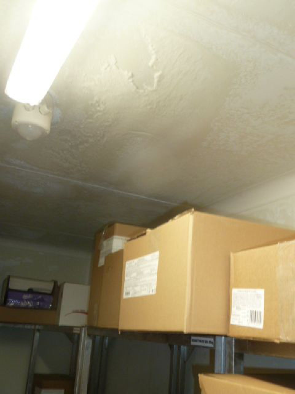 Na strope v mraziacom boxe  na skladovanie hlbokozmrazených polotovarov na dopekanie  silný výskyt námrazy na viacerých miestach.