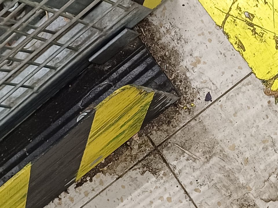 podlaha z oboch stán pri deliacej lište silne znečistená mechanickými nečistotami a prachom