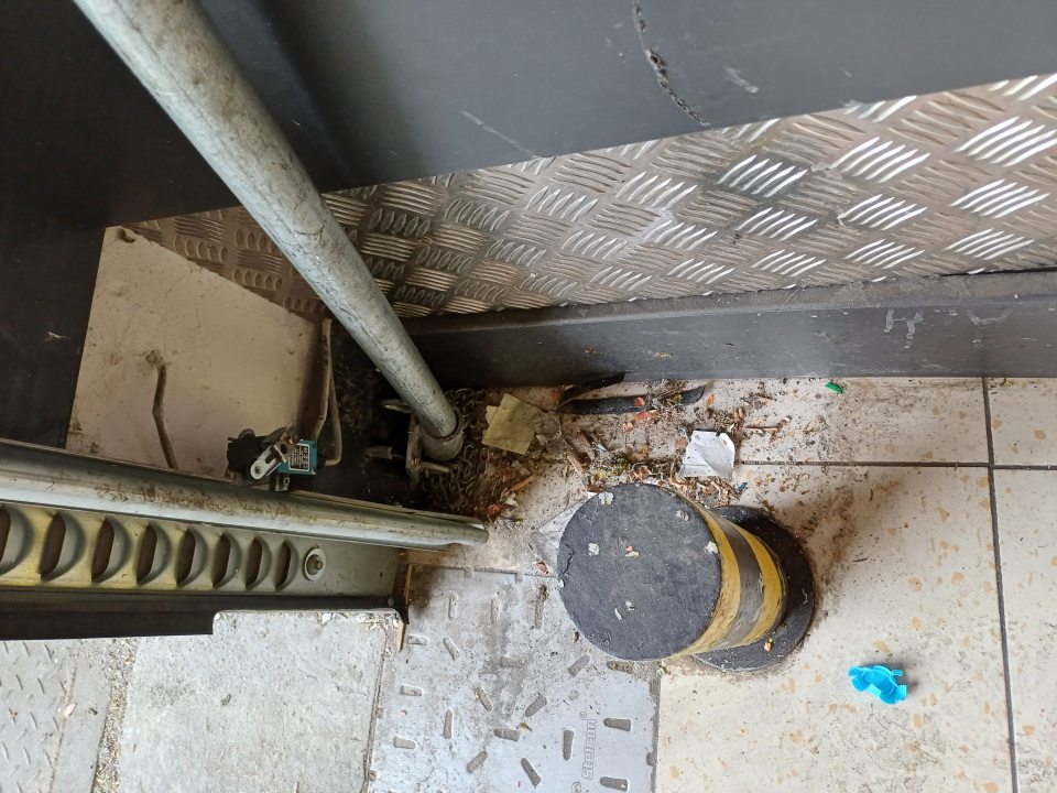 Podlaha v priestore príjmu a prísunu tovaru bola silne znečistená mechanickými nečistotami a prachom.