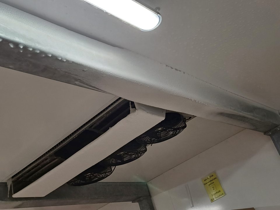 Na strope v mraziacom boxe : BOX 4 Mrazené pečivo pod -18℃, určeného na skladovanie hlbokozmrazeného pekárskeho polotovaru určeného na dopekanie bol zistený silný výskyt námrazy na strope a na agregáte.