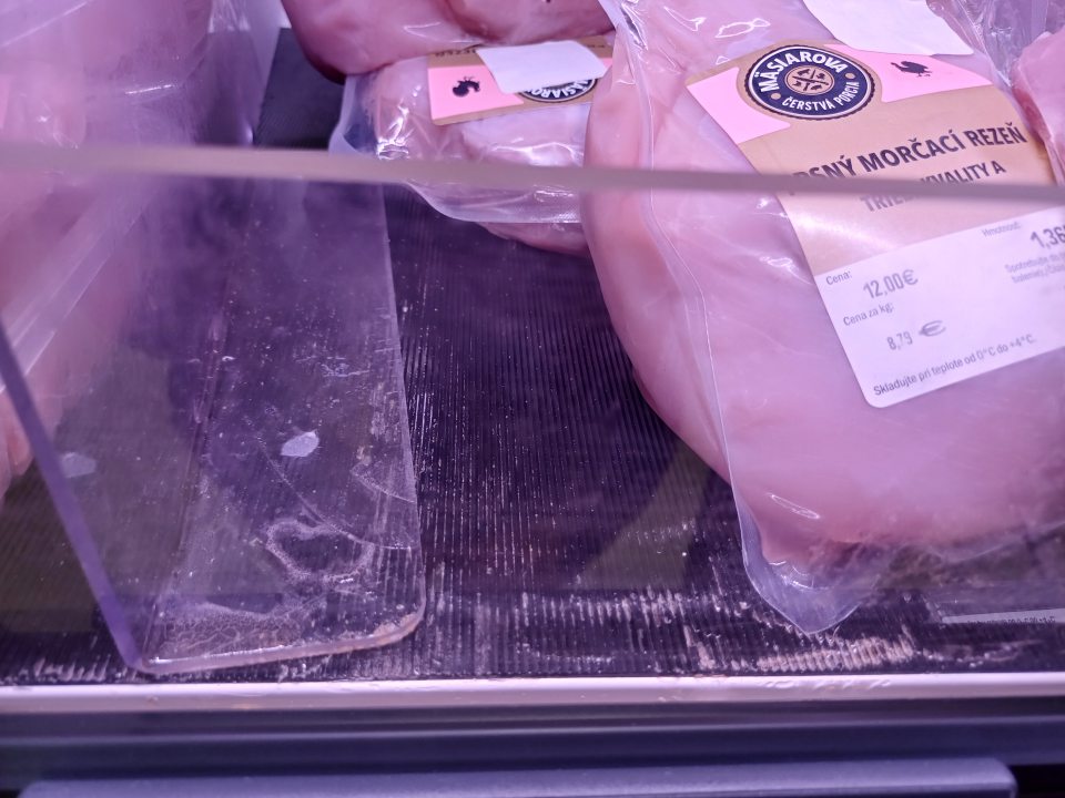 Úložná plocha chladiaceho zariadenia na vystavovanie a predaj morčacieho mäsa bola silne znečistená vytečenou a zaschnutou tekutinou na viacerých miestach
