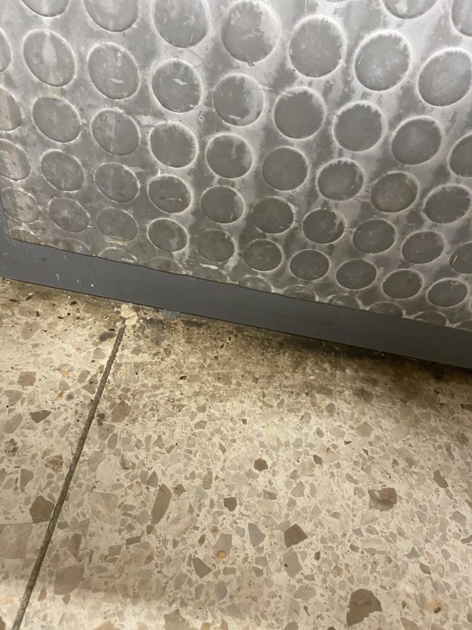 Podlaha pri mieste vyhradenom na odpis v chladenom sklade určeného na skladovanie mäsa a mäsových výrobkov bola znečistená hrubou vrstvou zaschnutej špiny