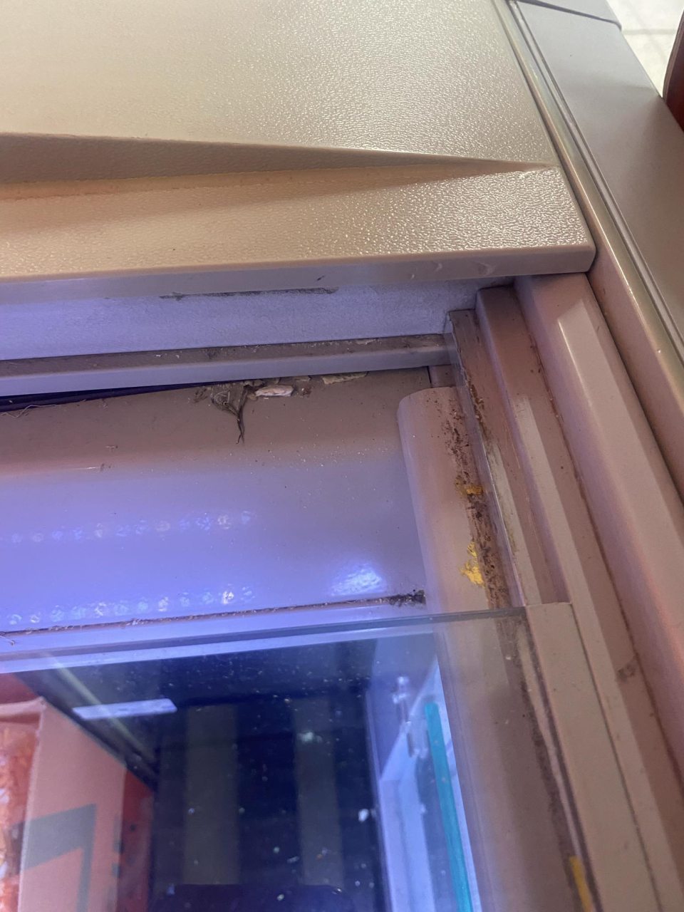 Úložná plocha a vodiaca lišta mraziaceho zariadenia slúžiaceho na vystavovanie a predaj hlbokozmrazenej zeleniny bola znečistená mechanickými nečistotami, zvyškami predávaného tovaru, prachom a špinou.