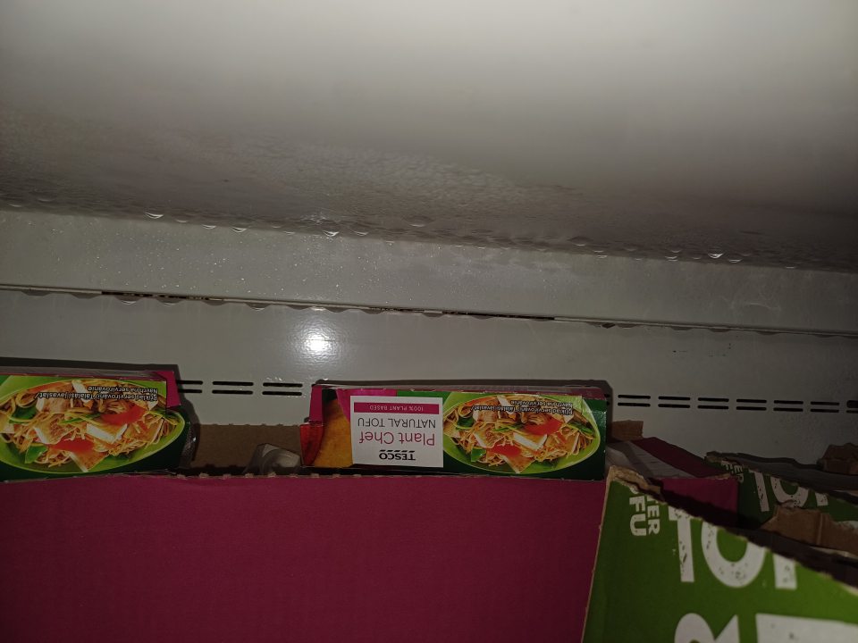 Na predajnej ploche v regály, v zadnej časti steny a stropu chladiaceho zariadenia s umiestnenými vegánskymi výrobkami (TOFU) výskyt kondenzu, porušený náter s výskytom korózie.