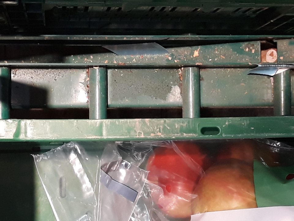 Kovová konštrukcia na predajnej ploche slúžiaca na vystavovanie a predaj ovocia a zeleniny v prepravkách ( citróny, jablká, melóny) bola značne znečistená prachom, špinou, mechanickými nečistotami.