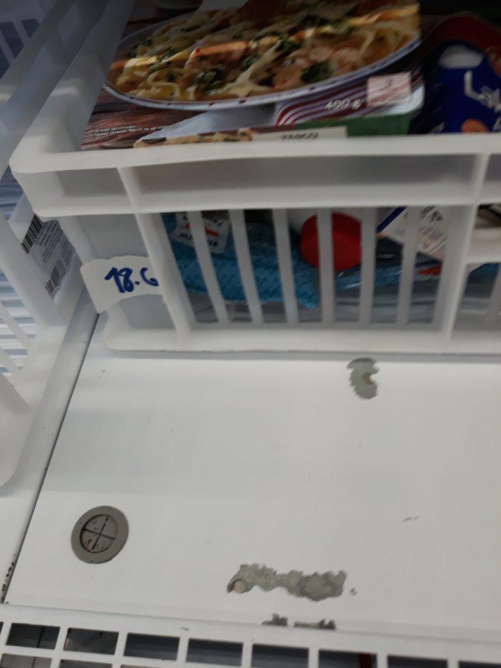 Úložná plocha chladiaceho zariadenia v ktorom sa nachádzali v plastovej prepravke uložené mliečne výrobky ( jogurty, acidko) mala na viacerých miestach narušený náter.