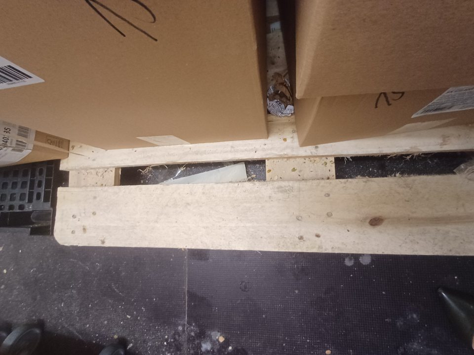 V sklade podlaha pod drevenou paletou v mraziacom boxe slúžiacom na skladovanie hlbokozmrazeného pekárskeho polotovaru určeného na dopekanie s názvom ,,Mraziarenský sklad pečiva,, silne znečistená zvyškami skladovaného tovaru, obalovým materiálom, prachom a mechanickými nečistotami.