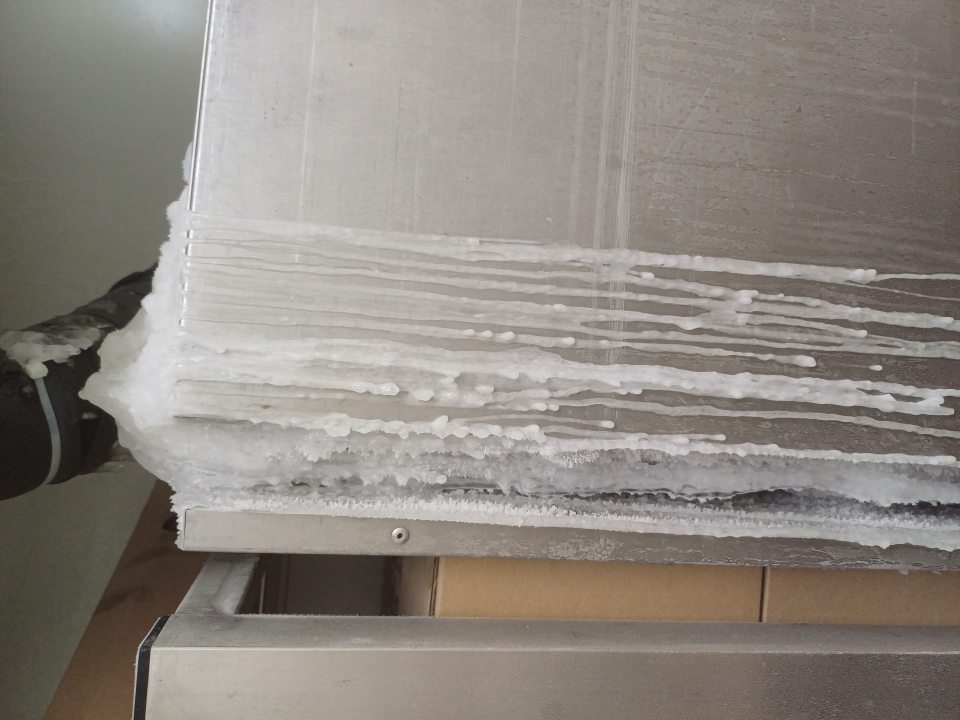 V sklade na nerezovej skrini v mraziacom boxe slúžiacom na skladovanie hlbokozmrazeného pekárskeho polotovaru určeného na dopekanie s názvom ,,Mraziarenský sklad pečiva,, silný výskyt námrazy.