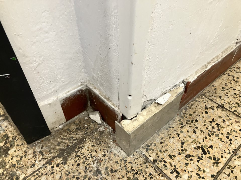 Zázemie prevádzky- odtrhnutá a poškodená kachlička v spodnej časti steny pri podlahe v manipulačnej miestnosti