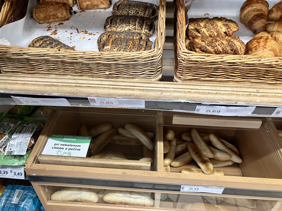 Predajná plocha - odlepené a znečistené cenovkové lišty od napadaných omrviniek na regáloch s nebaleným pečivom