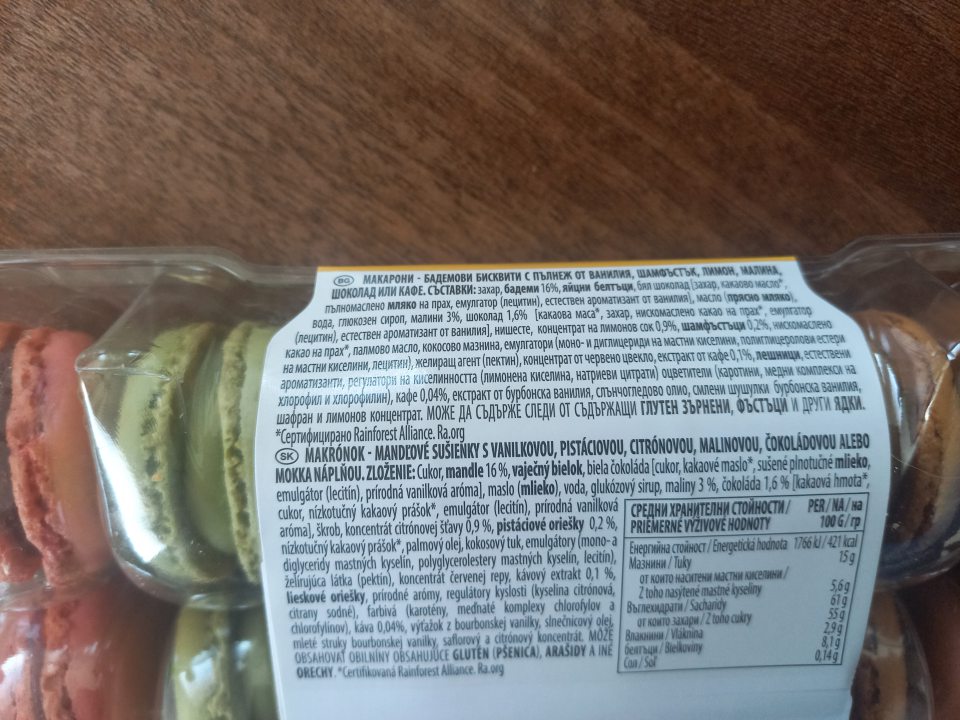 Nedostatočné označenie výrobku Makrónky -- v názve výrobku je uvedená náplň, chýba údaj o množstve náplne