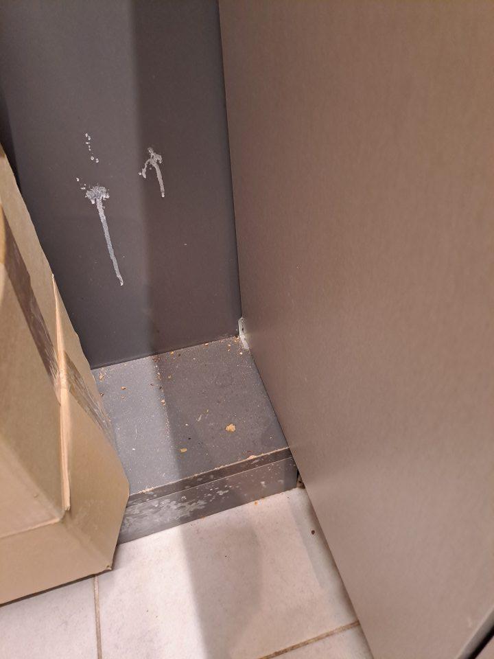 Znečistená podlaha v priestore dopekania