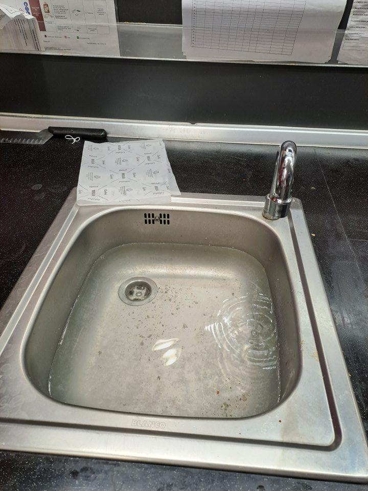 Nefunkčný odtok umývadla na oddelení lahôdok ( v umývadle stojí voda s hrubými nečistotami ) Vyššie uvedené je v rozpore § 4 ods. 1 zákona č. 152/1995 Z.z. o potravinách v znení neskorších predpisov a s Prílohou II., Kapitola I. ods. 1, Kapitola IX, ods. 3 Nariadenia (ES) č. 852/2004 Európskeho parlamentu a Rady z 29. apríla 2004 o hygiene potravín v platnom znení, § 3 Výnosu Ministerstva pôdohospodárstva Slovenskej republiky a Ministerstva zdravotníctva Slovenskej republiky z 12. apríla 2006 č. 28167/2007-OL, ktorým sa vydáva hlava Potravinového kódexu Slovenskej republiky upravujúca všeobecné požiadavky na konštrukciu, usporiadanie a vybavenie potravinárskych prevádzkarní a niektoré osobitné požiadavky na výrobu a predaj tradičných potravín a na priame dodávanie malého množstva potravín