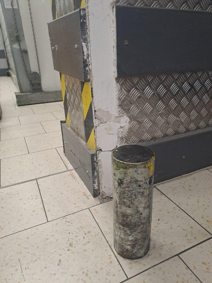 Zázemie - poškodená stena nad prekladom( v priestore vstupu z rampy do skladu)