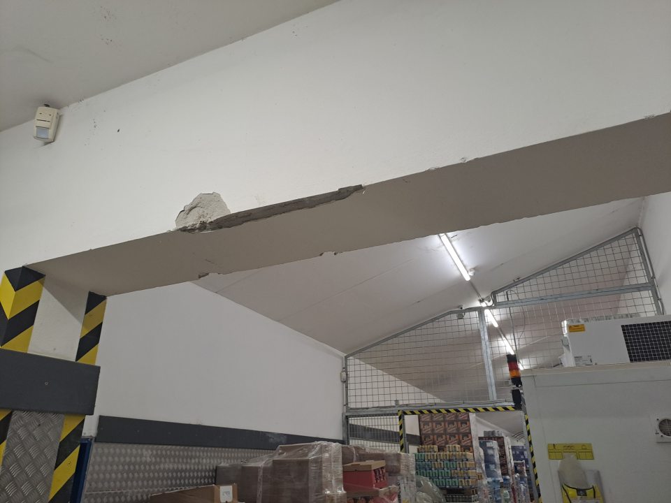 Zázemie - poškodená stena nad prekladom( v priestore vstupu z rampy do skladu)