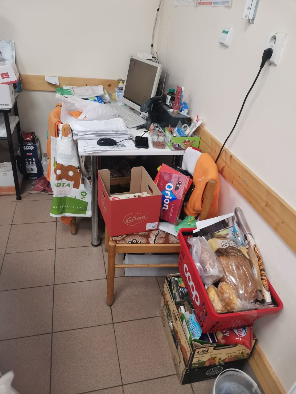 Zistené uloženie vecí pre osobnú potrebu zamestnancov v zápultí s predávanými mäsovými výrobkami predávaných na hmotnosť a krájanými syrmi.