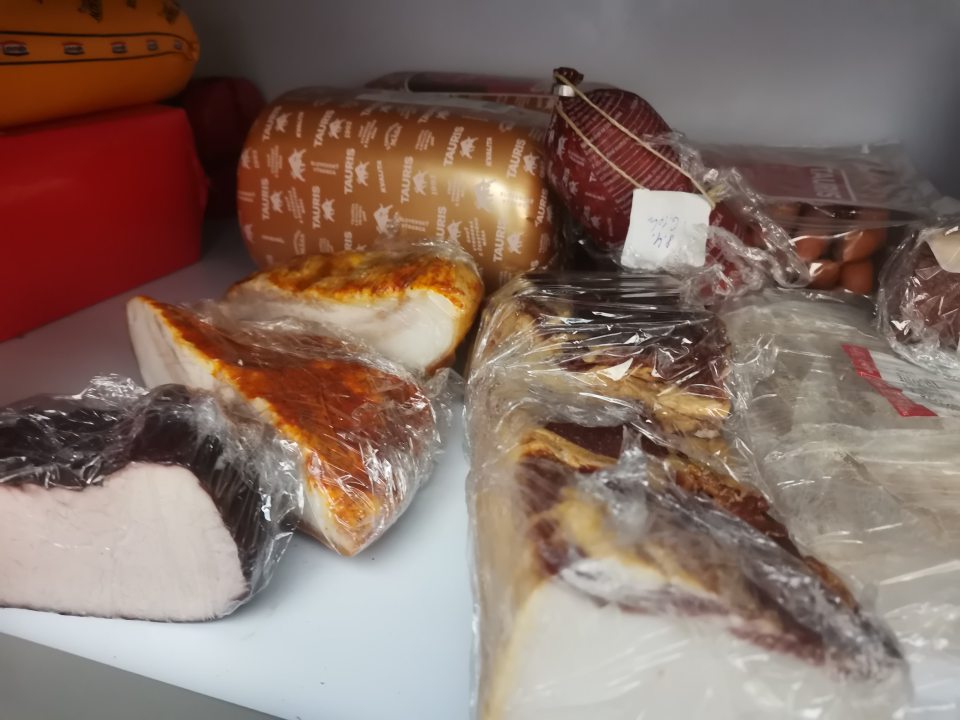 Uchovávanie nezlučiteľných druhov potravín v chladiacom boxe pod chladiacou vitrínou - mäsové výrobky po dátume spotreby s výrobkami s platnou dobou spotreby.