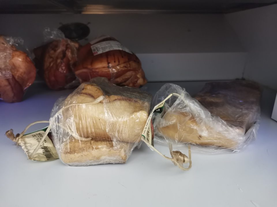 Uloženie nezlučiteľných druhov potravín v chladiacom boxe pod chladiacou vitrínou, a to mäsové výrobky s platnou dobou spotreby s mäsovými výrobkami s prekročenou dobou spotreby.