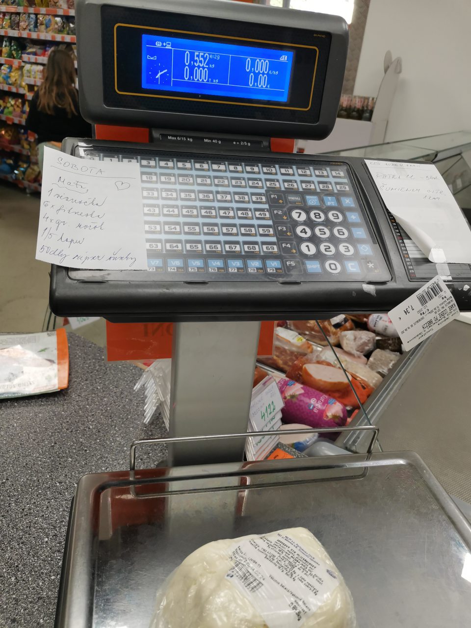 Identifikovaný predaj potravín po dobe spotreby - Hrudkový syr mliekarenský, v hmotnosti 0,552 kg