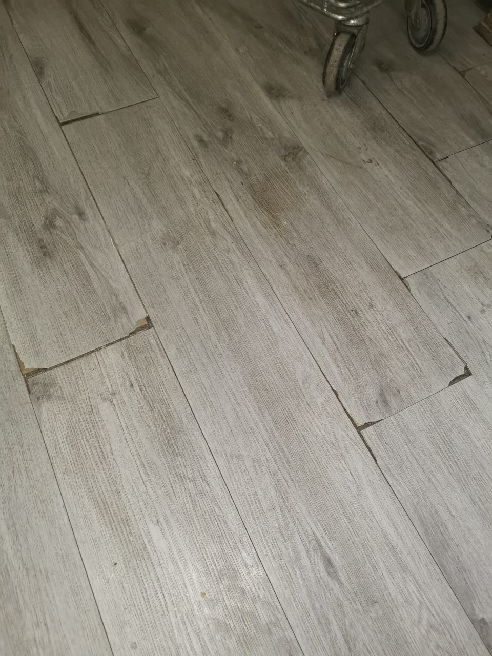 Poškodená a necelistvá podlaha po celej skladovej časti prevádzkarne.