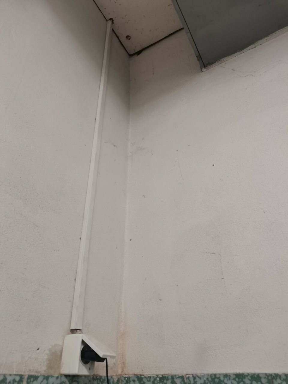 Zistené celoplošné znečistenie stien v chladiacom boxe zelenina a ovocie.