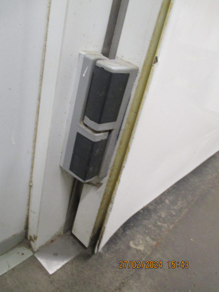 poškodenie dverí na mraziacom boxe v zázemí prevádzky