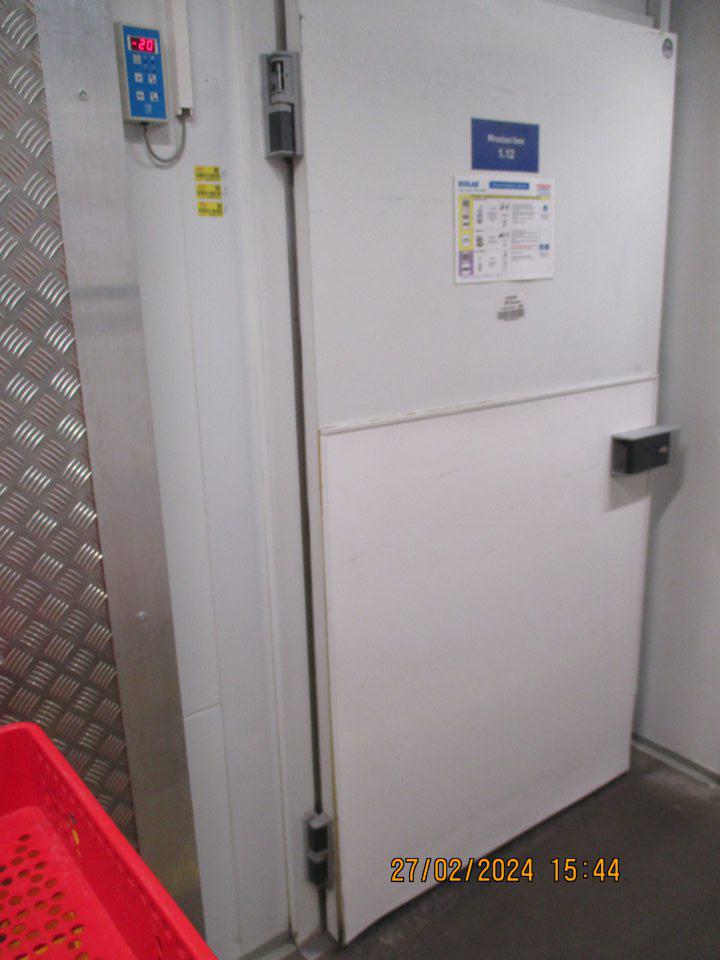 	poškodenie dverí na mraziacom boxe v zázemí prevádzky