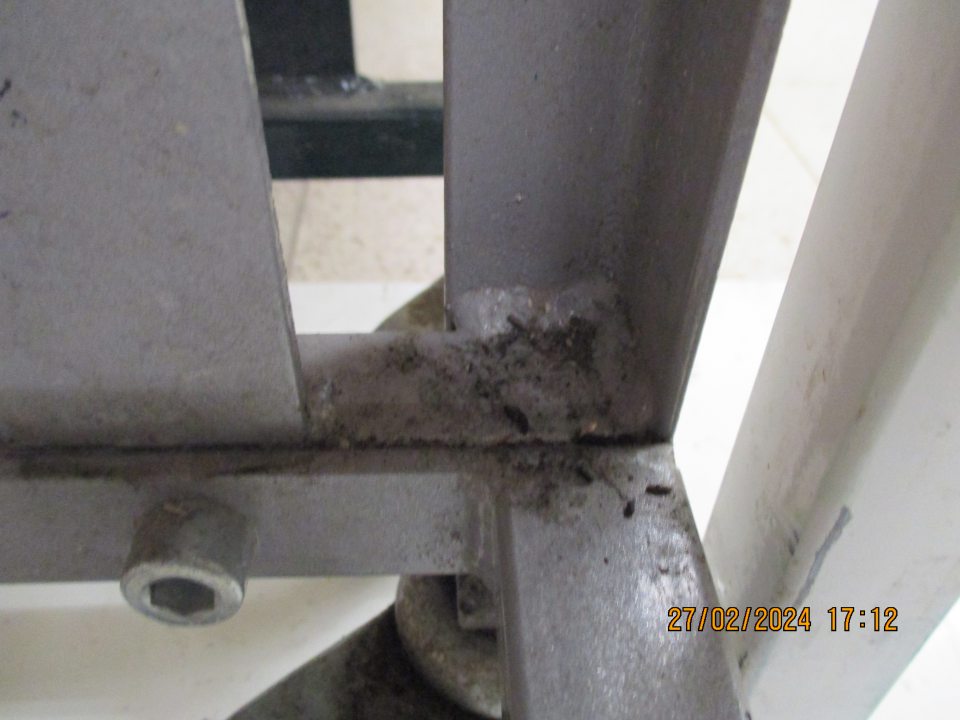 výskyt trusu hlodavcov na stojane s prepravkami v odd. ovocia a zeleniny