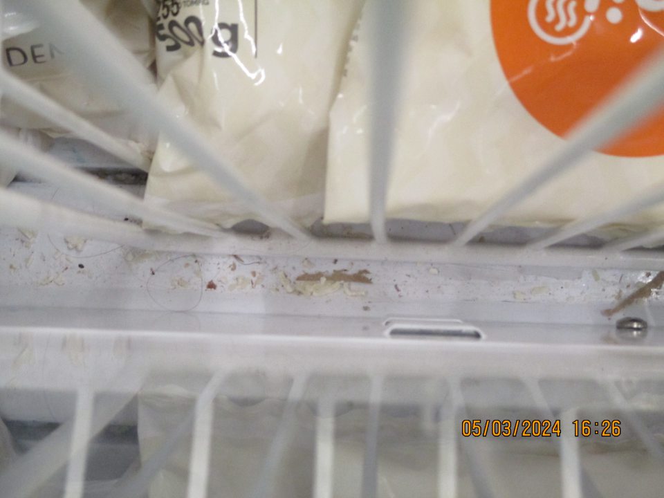- v mraziacom boxe, s uskladnenými hlbokozmrazenými potravinami, zistený nános vlasov, nečistôt a zvyškami potravín