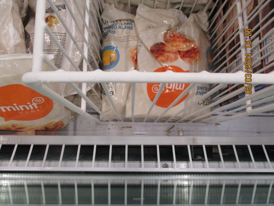 -v mraziacom boxe, s uskladnenými hlbokozmrazenými potravinami, zistený nános vlasov, nečistôt a zvyškami potravín