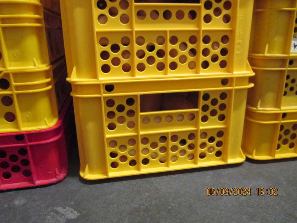 v zázemí v časti ,,sklad chleba a pečiva", zistené uložené nebalené pekárenské výrobky v perforovaných prepravkách v priamom kontakte s podlahou, bez uloženia prázdnej prepravky alebo papiera pod pečivom 