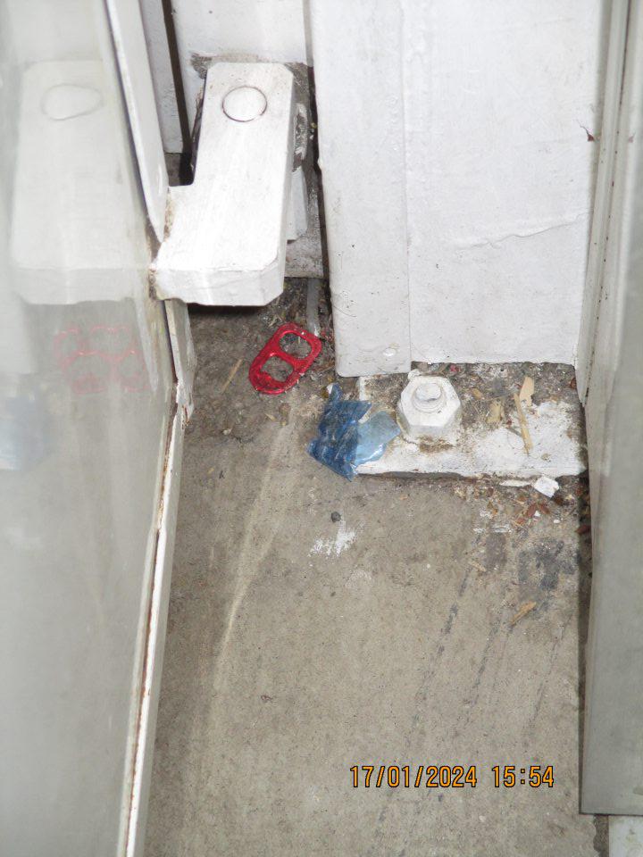 -v zázemí v časti za vstupnými dverami na predajnú plochu, vpravo výskyt hrubých nečistôt a prachu 