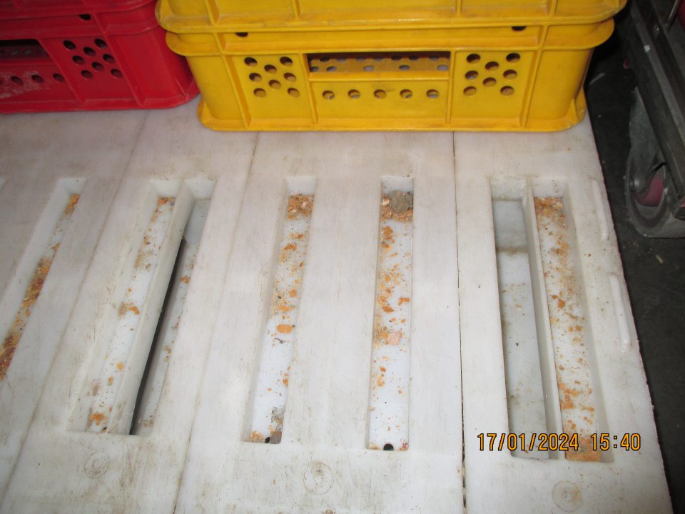 -v zázemí v časti ,, pekárenské prepravky", silne znečistená paleta a prepravky od nečistôt, prachu a zvyškov pečiva