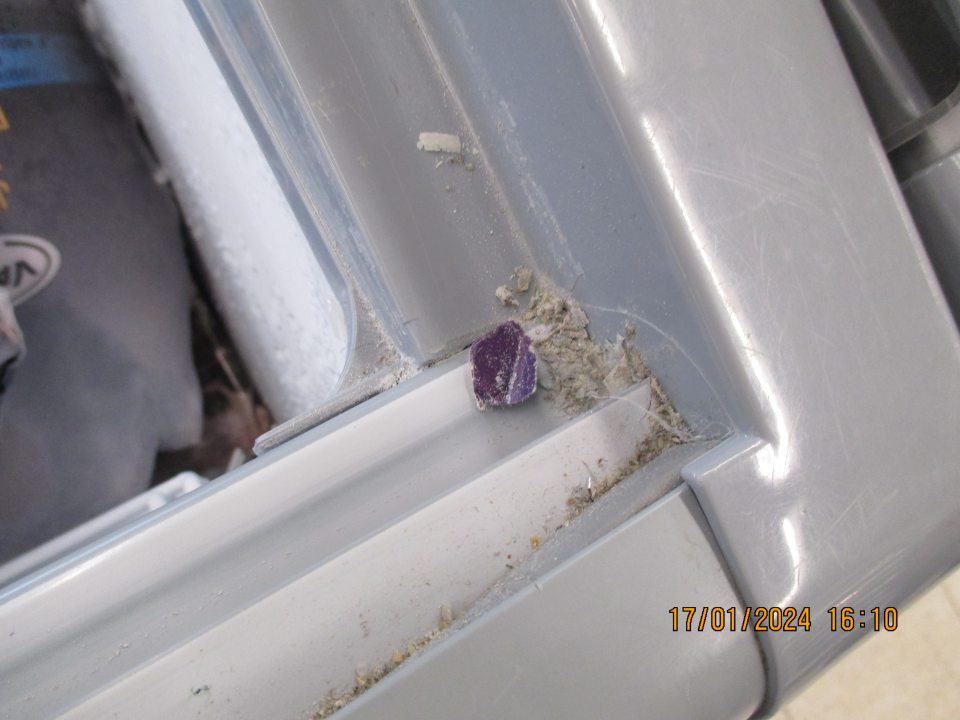 - na predajnej ploche, výskyt nečistôt a prachu na vonkajšej a vnútornej časti mraziarenských boxov s uskladnenými hlbokozmrazenými potravinami 