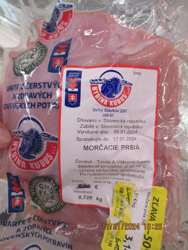 - v ponuke pre konečného spotrebiteľa sa nachádzali 2 kusy morčacích pŕs vo vákuovom balení od výrobcu Hydina Kubus s.r.o., 059 91 Veľký Slavkov 290, v množstve cca 2kg a v celkovej cene 8,23€, ktoré nemal na etikete uvedenú identifikačnú značku