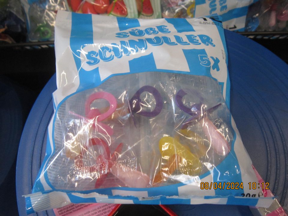 4druhy výrobkov: 1)Süße Schnuller 5x20g Cumlík Cukríky s ovocnou príchuťou 20ge, celk.množstvo 1,5kg PC75,-€, 2)Süsse Lippenstifte 4x18g e Rúž dextróza s ovocnou príchuťou 18g e, celk.množstvo 0,144kg PC8,-€, 3)Süsse Pfeifen 4x18g e Píšťalka Dextróza s ovocnou príchuťou 18g e, celk.množstvo 0,162kg PC9,-€, Napoleon Tvrdé cukríky s prích.jablka s vrstvou šum.prášku 130g e,celk.množstvo 1,3kg PC15,50,-€, nedostatky v označení údaju: dátumu minimálnej trvanlivosti.