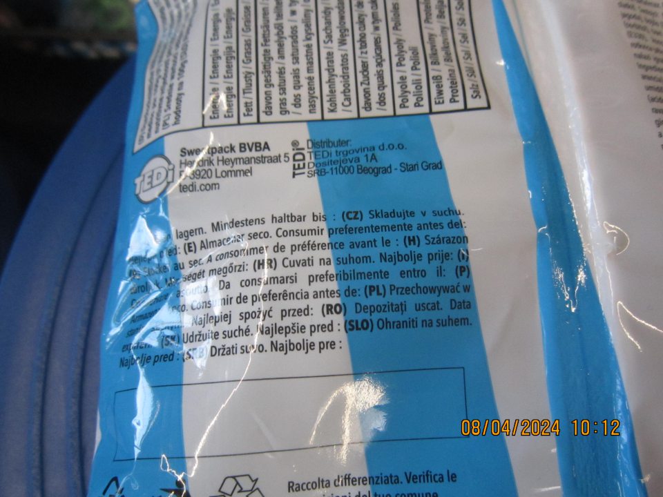 4druhy výrobkov: 1)Süße Schnuller 5x20g Cumlík Cukríky s ovocnou príchuťou 20ge, celk.množstvo 1,5kg PC75,-€, 2)Süsse Lippenstifte 4x18g e Rúž dextróza s ovocnou príchuťou 18g e, celk.množstvo 0,144kg PC8,-€, 3)Süsse Pfeifen 4x18g e Píšťalka Dextróza s ovocnou príchuťou 18g e, celk.množstvo 0,162kg PC9,-€, Napoleon Tvrdé cukríky s prích.jablka s vrstvou šum.prášku 130g e,celk.množstvo 1,3kg PC15,50,-€, nedostatky v označení údaju: dátumu minimálnej trvanlivosti.