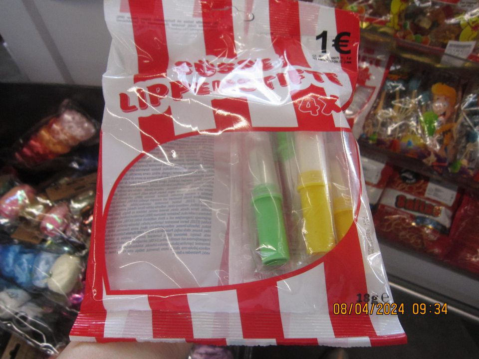 4druhy výrobkov: 1)Süße Schnuller 5x20g Cumlík Cukríky s ovocnou príchuťou 20ge, celk.množstvo 1,5kg PC75,-€, 2)Süsse Lippenstifte 4x18g e Rúž dextróza s ovocnou príchuťou 18g e, celk.množstvo 0,144kg PC8,-€, 3)Süsse Pfeifen 4x18g e Píšťalka Dextróza s ovocnou príchuťou 18g e, celk.množstvo 0,162kg PC9,-€, Napoleon Tvrdé cukríky s prích.jablka s vrstvou šum.prášku 130g e,celk.množstvo 1,3kg PC15,50,-€, nedostatky v označení údaju: dátumu minimálnej trvanlivosti.