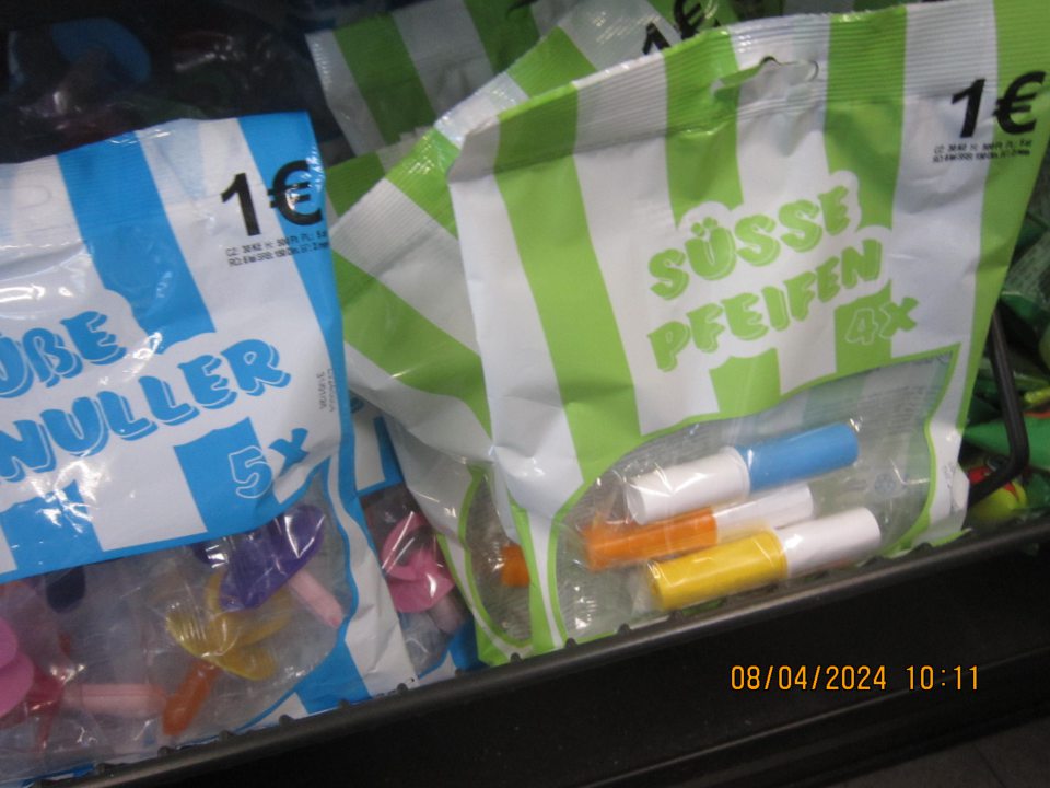 4druhy výrobkov: 1)Süße Schnuller 5x20g Cumlík Cukríky s ovocnou príchuťou 20ge, celk.množstvo 1,5kg PC75,-€, 2)Süsse Lippenstifte 4x18g e Rúž dextróza s ovocnou príchuťou 18g e, celk.množstvo 0,144kg PC8,-€, 3)Süsse Pfeifen 4x18g e Píšťalka Dextróza s ovocnou príchuťou 18g e, celk.množstvo 0,162kg PC9,-€, Napoleon Tvrdé cukríky s prích.jablka s vrstvou šum.prášku 130g e,celk.množstvo 1,3kg PC15,50,-€, nedostatky v označení údaju: dátumu minimálnej trvanlivosti.