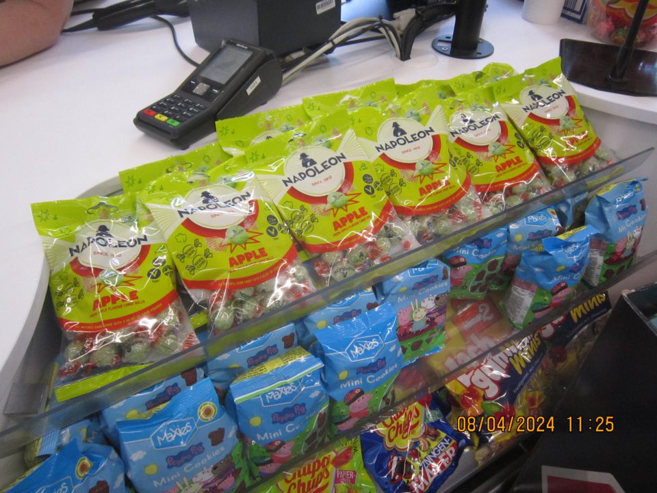 4druhy výrobkov: 1)Süße Schnuller 5x20g Cumlík Cukríky s ovocnou príchuťou 20ge, celk.množstvo 1,5kg PC75,-€, 2)Süsse Lippenstifte 4x18g e Rúž dextróza s ovocnou príchuťou 18g e, celk.množstvo 0,144kg PC8,-€, 3)Süsse Pfeifen 4x18g e Píšťalka Dextróza s ovocnou príchuťou 18g e, celk.množstvo 0,162kg PC9,-€, Napoleon Tvrdé cukríky s prích.jablka s vrstvou šum.prášku 130g e,celk.množstvo 1,3kg PC15,50,-€, nedostatky v označení údaju: dátumu minimálnej trvanlivosti.