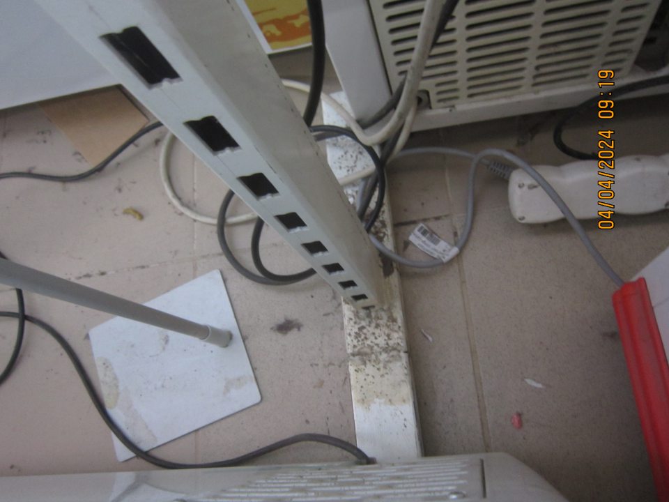 Predajná plocha: - za mraziacim zariadením s uloženými hlbokomrazenými krémami a nanukami na podlahe v zadnej časti medzi kovovým regálom a mraziacim zariadením v čase kontroly zistený starší nános prachu nečistôt, znečistenie taktiež zistené aj na opornom stĺpe kovového regálu