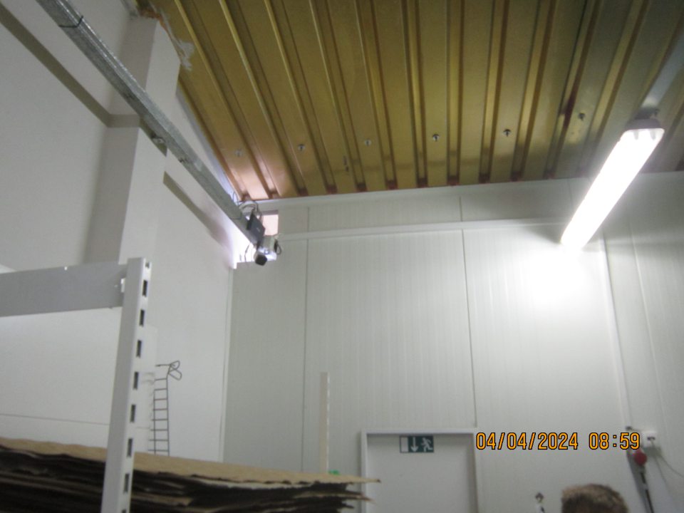 Zázemie prevádzky - v zadnom sklade prázdnych obalov v hornej časti pod stropom voľný, neutesnený otvor v stene naľavo od dverí vedúcich do vstupnej miestnosti s fľaškomatom, kde sa otvárajú automatické posúvne dvere pre zákazníka a vedú do vonkajšieho prostredia ( riziko vstupu škodcov do objektu, prachu a nečistôt )