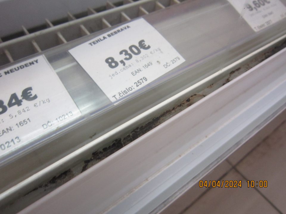 Predajná plocha: - chladiace zariadenie s uloženými mäsovými a chladiace zariadenie s uloženými mliečnymi výrobkami - v čase úradnej kontroly bol zistený starší nános prachu a hrubý nános nečistôt a 1 ks mŕtveho škodca ( mucha) v priestore posúvnej drážky dverí chladiaceho zariadenia na troch miestach, znečistenie nánosom nečistôt s výskytom plesní zistené aj v spodnej časti dverí v priestore spoja kovového rámu dverí a skla kovového rámu dverí z vonkajšej strany, starší nános nečistôt zistený aj na spodnej kovovej ploche pod kovovou mriežkou chladiaceho zariadenia pri ventilátore, nános nečistôt zistený aj na kovových mriežkach slúžiacich na prúdenie vzduchu z ventilátora chladiaceho zariadenia na viacerých miestach chladiacich zariadení